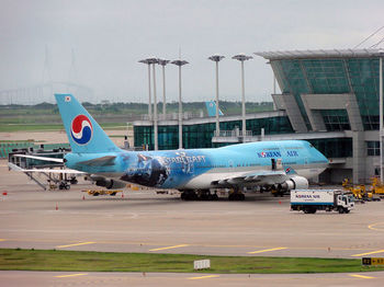 Starcraft_II_Commercial_on_Korean_Air_-_Seoul_Incheon_Airport_edit.jpeg